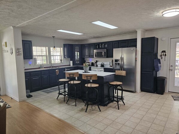 Private kitchen - Charming farmhouse with 3 bedrooms and WiFi, AC in enchanting Rutherfordton (Rutherfordton)