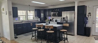 Charming farmhouse with 3 bedrooms and WiFi, AC in enchanting Rutherfordton