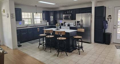 Charming farmhouse with 3 bedrooms and WiFi, AC in enchanting Rutherfordton