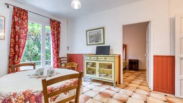 2 bedrooms, iron/ironing board, free WiFi, bed sheets