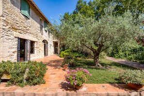 A stone building with a garden, a pathway, and a tree. - Holiday Home 'Réattu' with Shared Pool, Wi-Fi and Air Conditioning (Fourques)