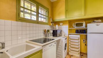 Refrigerador, microondas, horno, placa de cocina