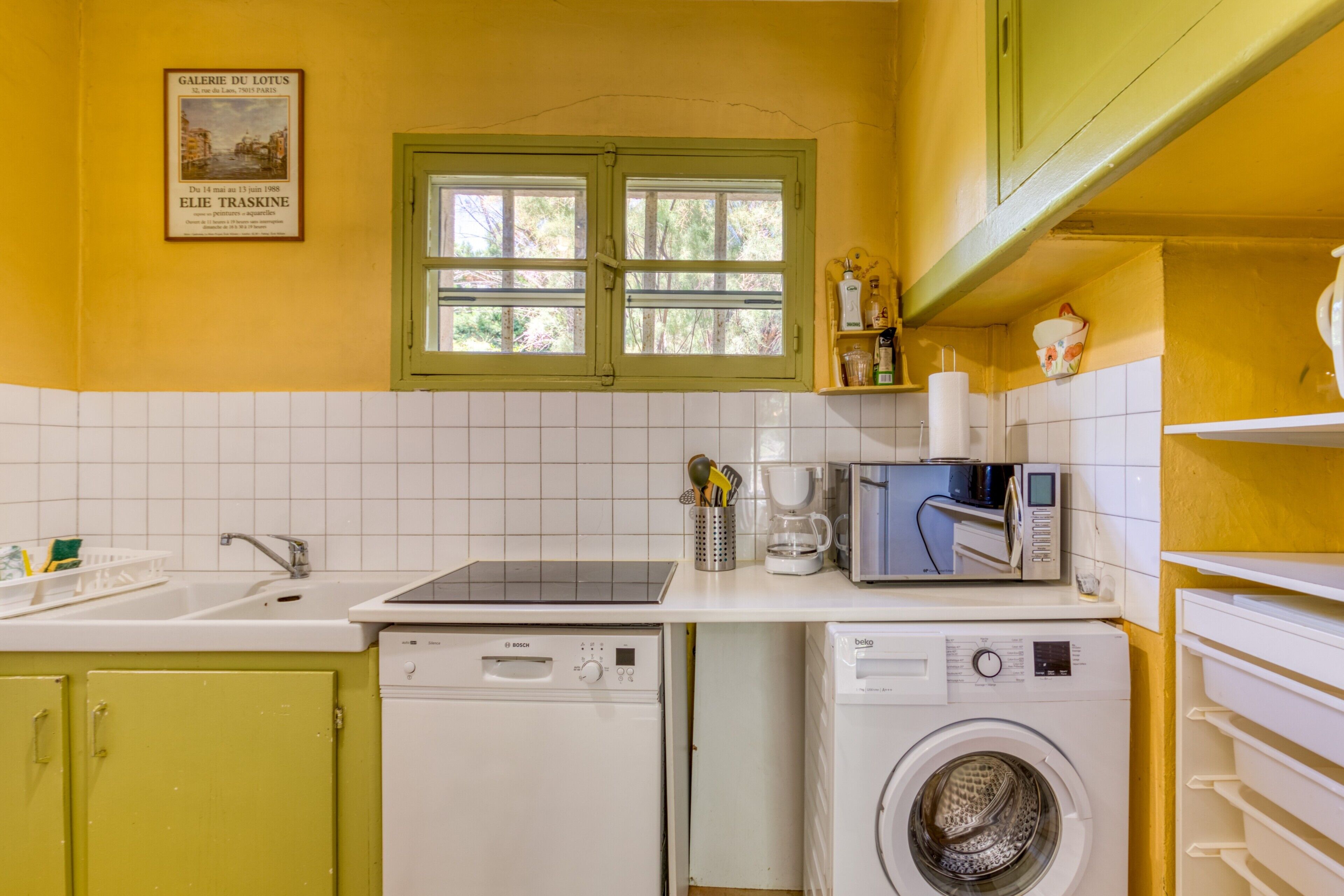 Réfrigérateur, micro-ondes, four, plaque de cuisson