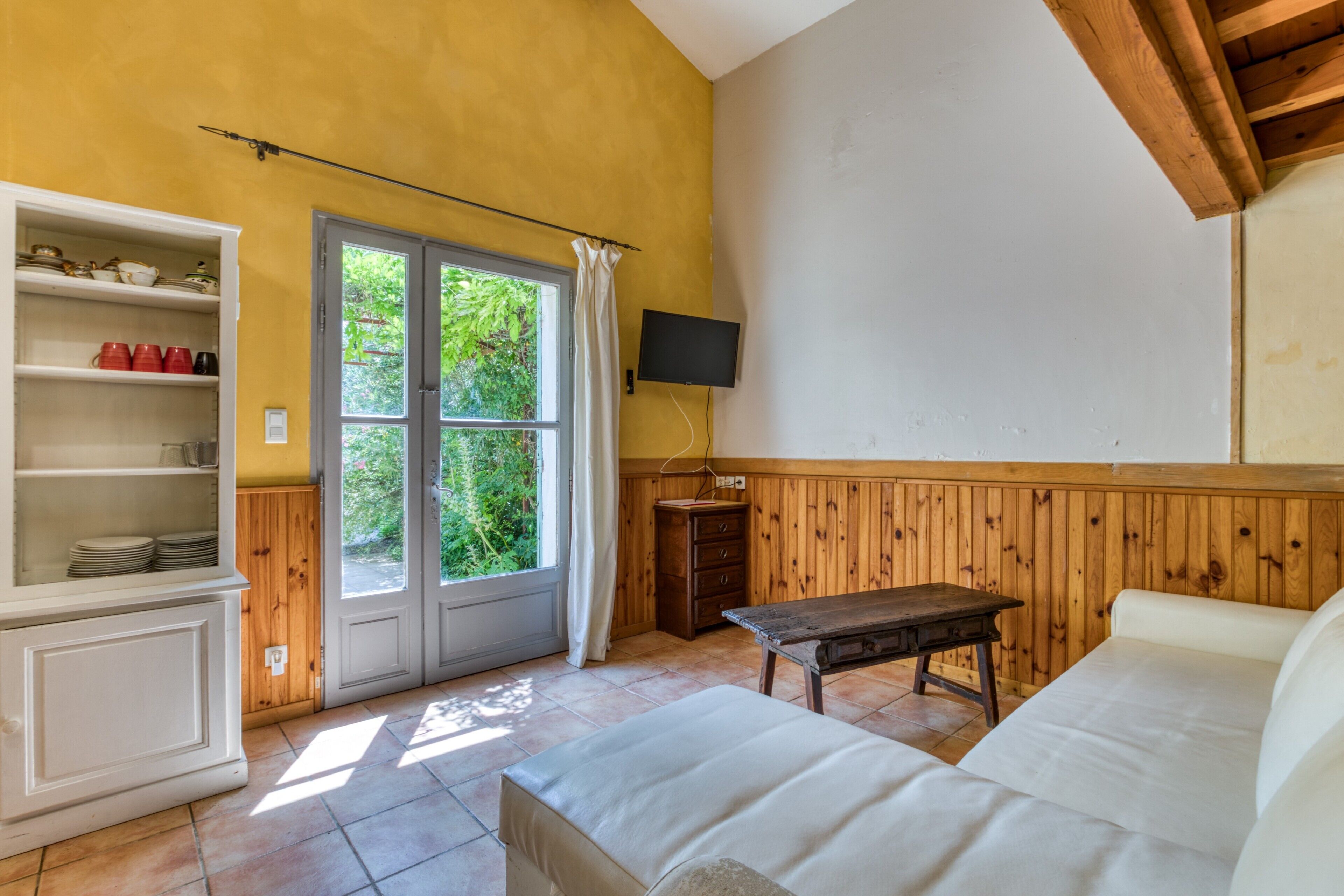 Tv och ett bordtennisbord