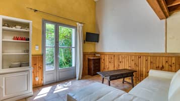 Tv och ett bordtennisbord