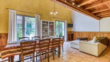 Tv och ett bordtennisbord