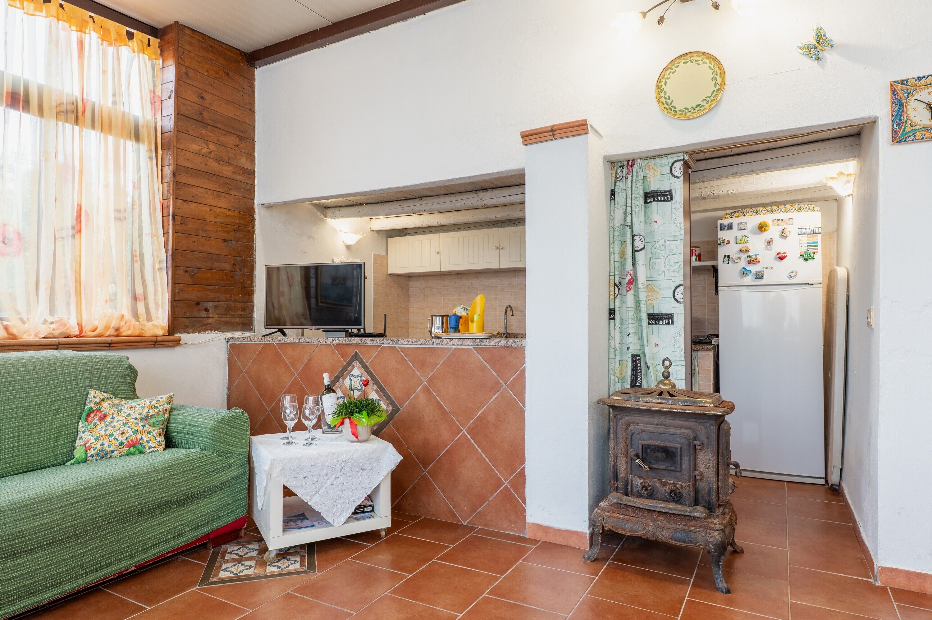 Televisión, chimenea, reproductor de DVD y estéreo 