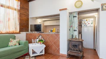 Televisión, chimenea, reproductor de DVD y estéreo