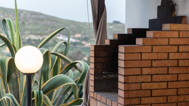 A brick oven and a lamp post with a view of a landscape. - Holiday Home 'Casa Montereale' with Sea View, Private Terrace and Wi-Fi (Realmonte)