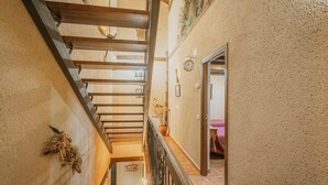 Eine Treppe mit Holzgeländern und einer an der Wand befestigten Uhr.