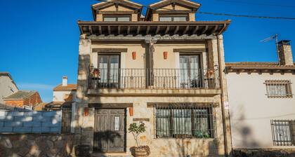 Country House 'El Mirador De La Pinilla' with Mountain View, Private Garden and Wi-Fi