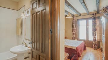 5 bedrooms, iron/ironing board, free WiFi, bed sheets