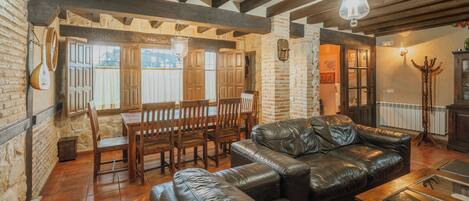 Télévision, cheminée, lecteur de DVD