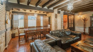 Télévision, cheminée, lecteur de DVD