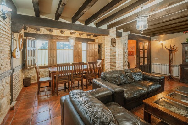 TV, fireplace, DVD player