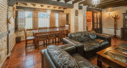 Country House 'El Mirador De La Pinilla' with Mountain View, Private Garden and Wi-Fi