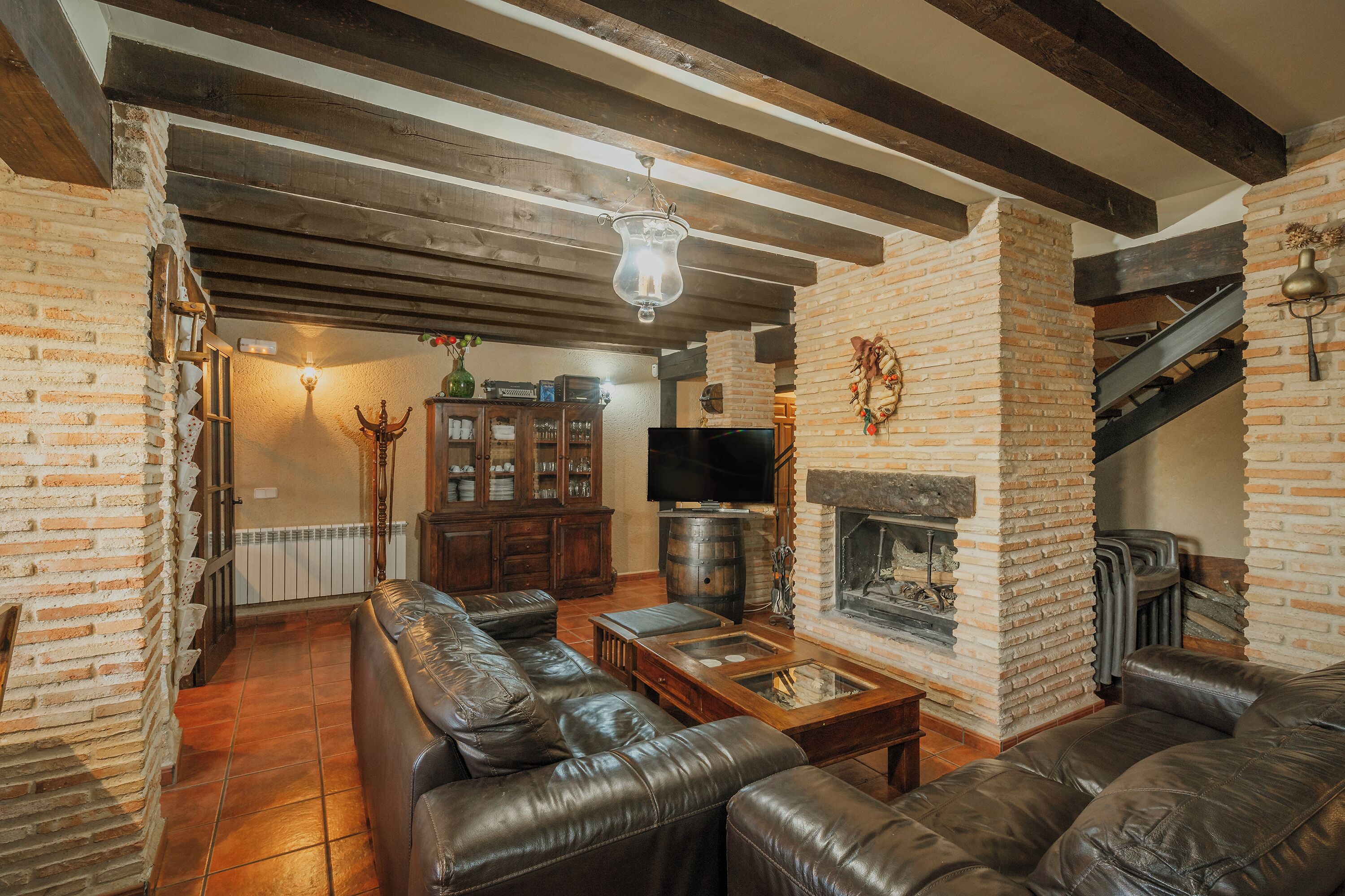 テレビ、暖炉、DVD プレーヤー