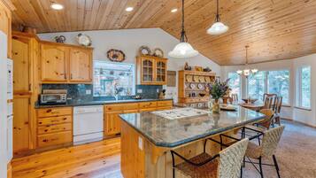 House (4 Bedrooms) | Interior