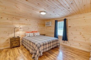 House (4 Bedrooms) | 4 bedrooms, bed sheets - The Rustic Cottage by Avantstay Hot Tub, Fire Pit, Pool Table 5mins to Town (Gatlinburg)