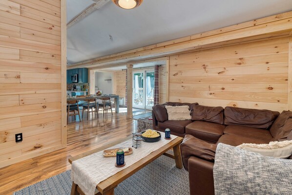 House (4 Bedrooms) | Interior - The Rustic Cottage by Avantstay Hot Tub, Fire Pit, Pool Table 5mins to Town (Gatlinburg)