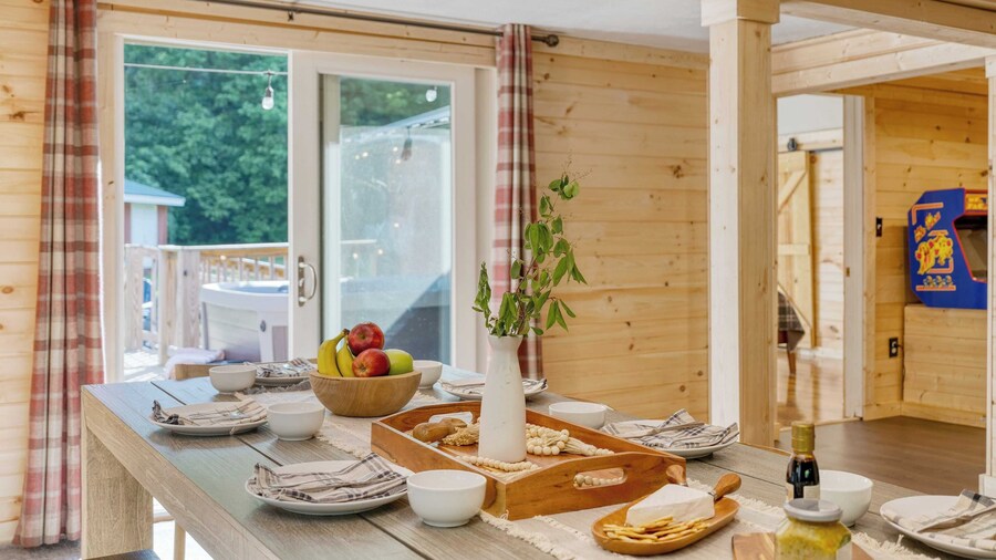 The Rustic Cottage by Avantstay Hot Tub, Fire Pit, Pool Table 5mins to Town