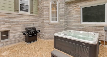 Game Farm Villa by Avantstay 10bdr, Private Pond, Spa, Pool Family-friendly