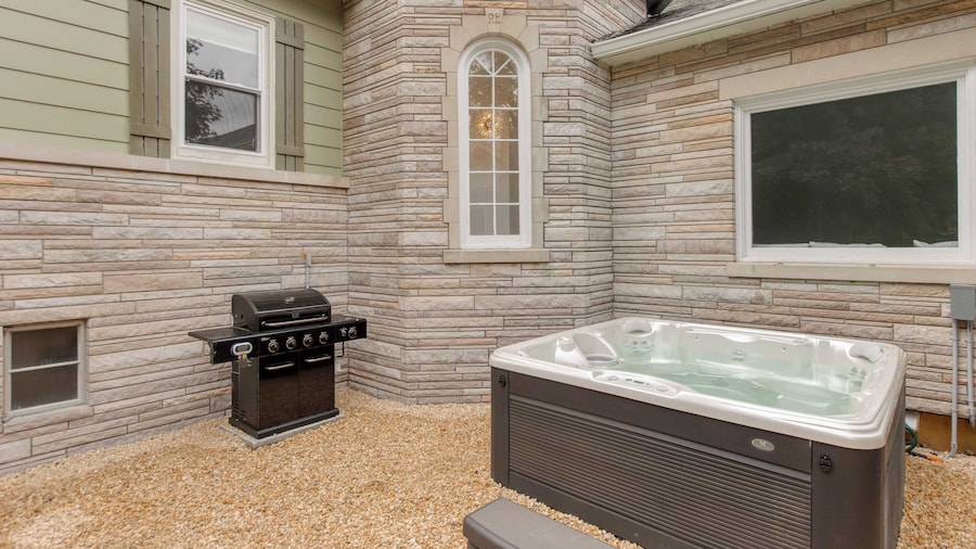 Game Farm Villa by Avantstay 10bdr, Private Pond, Spa, Pool Family-friendly