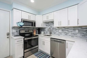 Køleskab, mikrobølgeovn, kogeplade, opvaskemaskine