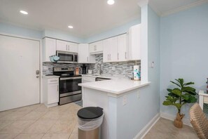 Réfrigérateur, micro-ondes, plaque de cuisson, lave-vaisselle