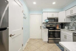 Réfrigérateur, micro-ondes, plaque de cuisson, lave-vaisselle