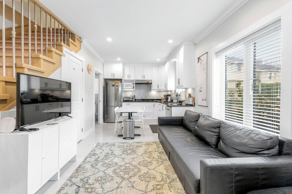 Smart TV, video games, DVD player, books - New laneway house near Airport, World Cup Stadium, Downtown, UBC, (Vancouver)