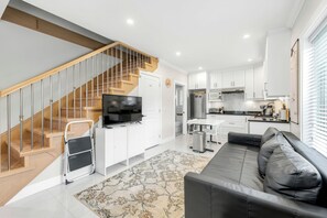 Smart TV, video games, DVD player, books - New laneway house near Airport, World Cup Stadium, Downtown, UBC, (Vancouver)