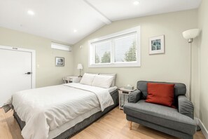 2 bedrooms, desk, iron/ironing board, free WiFi - New laneway house near Airport, World Cup Stadium, Downtown, UBC, (Vancouver)
