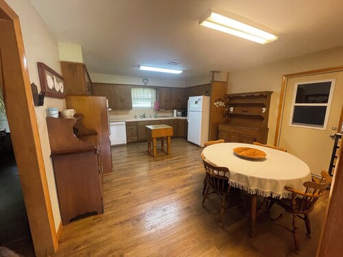 Charming country home with WiFi,  AC in marvelous Elgin