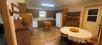 Charming country home with WiFi,  AC in marvelous Elgin