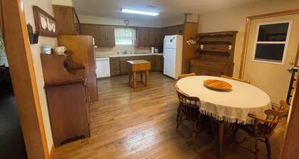 Charming country home with WiFi, AC in marvelous Elgin