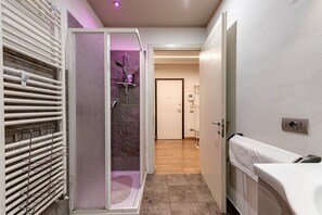 Suihku, hiustenkuivaaja, pyyhkeet