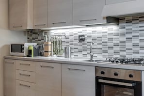Réfrigérateur, micro-ondes, four, plaque de cuisson