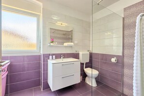 Dusj, hårføner og håndklær