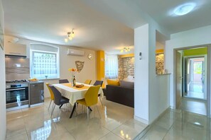 Dining - Apartment Viola in center of Medulin for 6 person (Medulin)