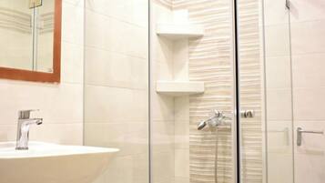 Dusche, Haartrockner, Handtücher