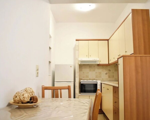 Frigorífico, horno, placa de cocina y hervidor eléctrico
