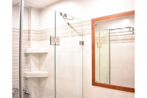 Dusche, Haartrockner, Handtücher