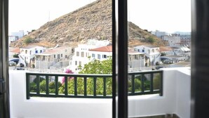 A view from a balcony with a mountain in the background, white buildings, and a clear sky. - Apartment 'Manolika Studio 5' with Sea View, Wi-Fi and Air Conditioning (Kythnos)