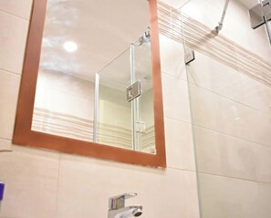 Regadera, secadora de cabello, toallas 