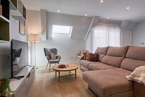 TV - Apartment 'Pardo 3' with Private Terrace, Wi-Fi and Air Conditioning (León)