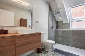 Shower, towels - Apartment 'Pardo 3' with Private Terrace, Wi-Fi and Air Conditioning (León)