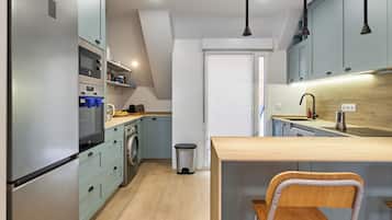 Geladeira, micro-ondas, fogão, cooktop