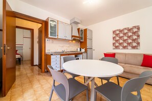 อพาร์ทเมนท์ | บริเวณนั่งเล่น | ทีวี 35 นิ้ว พร้อมช่องดิจิตอล