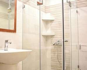 Ducha, secador de pelo y toallas